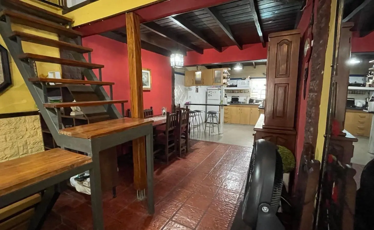 Venta de Casa 5 ambientes, 4 dormitorios, Quincho, patio, garage, y jardin. Apto 2 familias 3