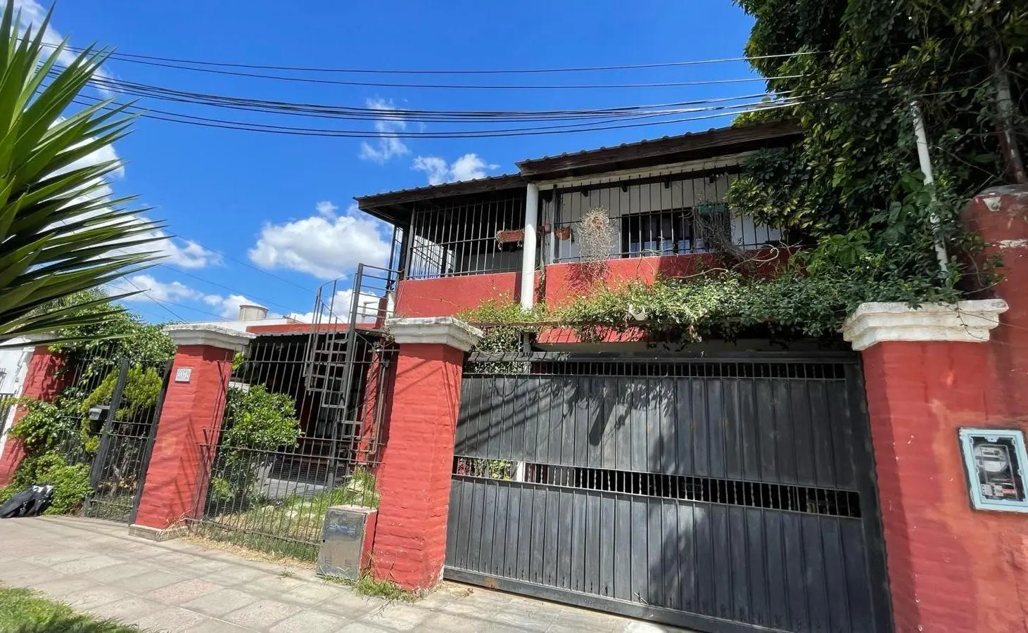Venta de Casa 5 ambientes, 4 dormitorios, Quincho, patio, garage, y jardin. Apto 2 familias 4