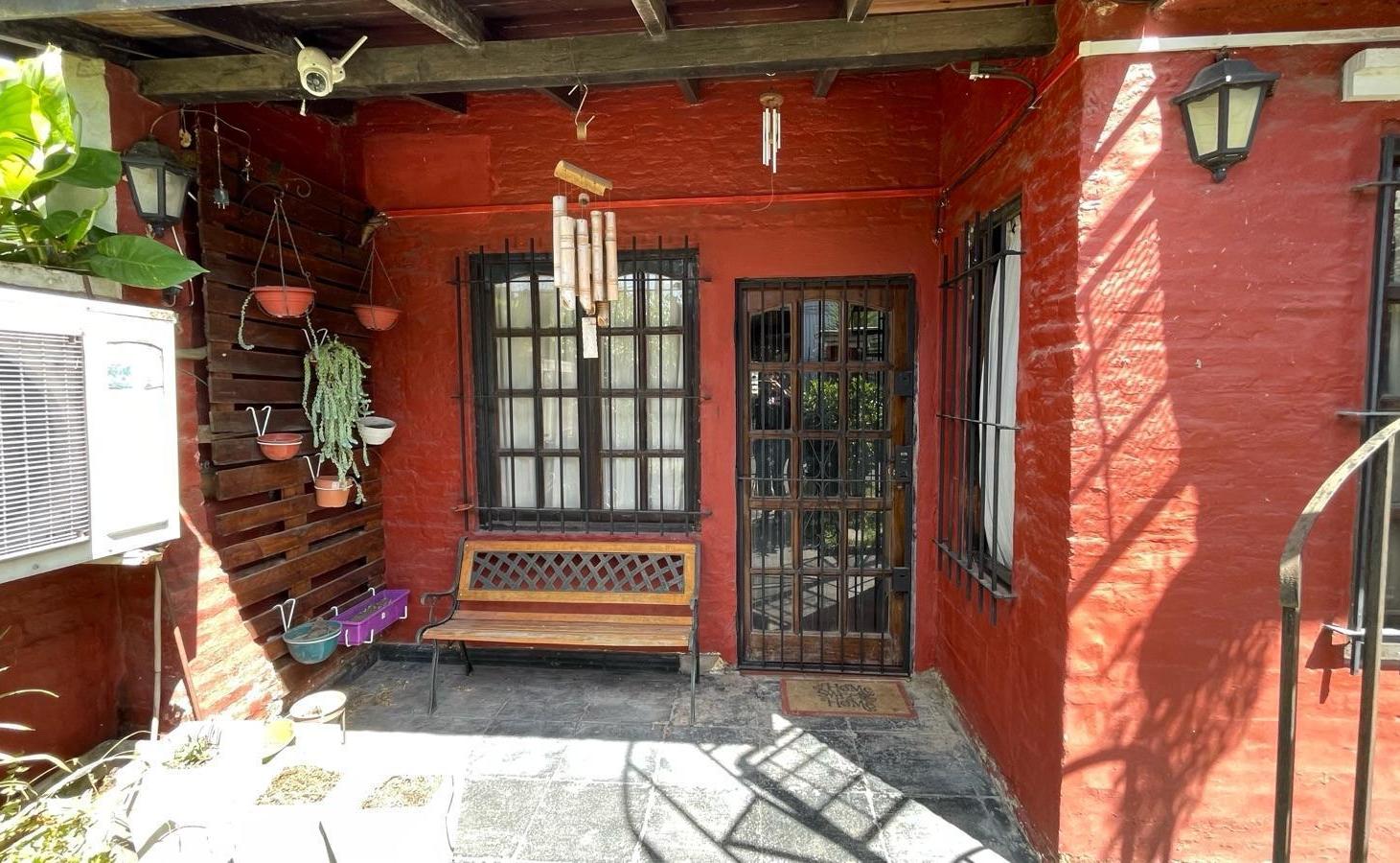 Venta de Casa 5 ambientes, 4 dormitorios, Quincho, patio, garage, y jardin. Apto 2 familias