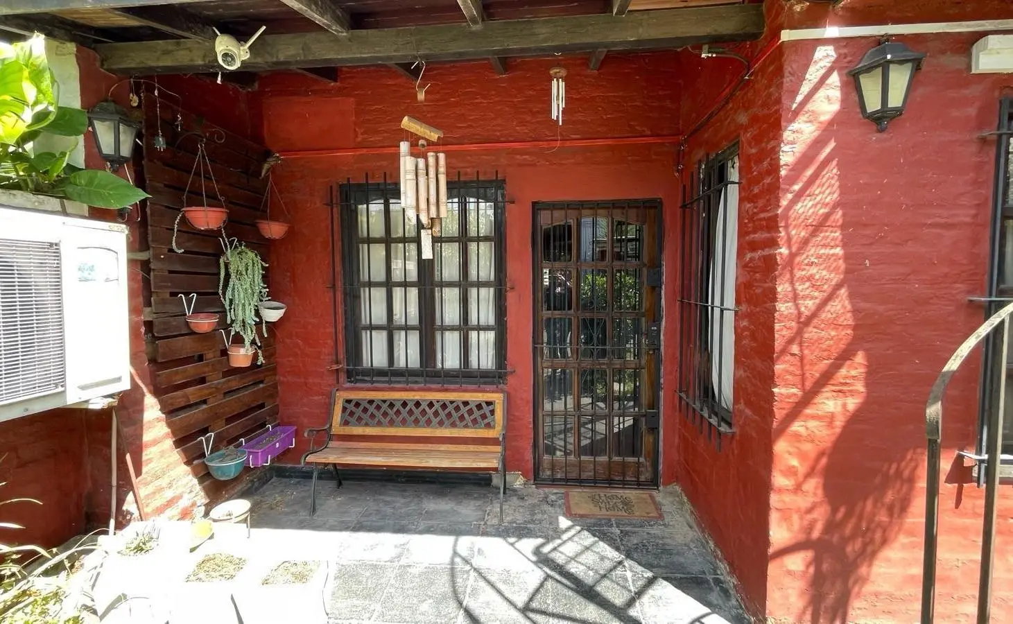 Venta de Casa 5 ambientes, 4 dormitorios, Quincho, patio, garage, y jardin. Apto 2 familias 2