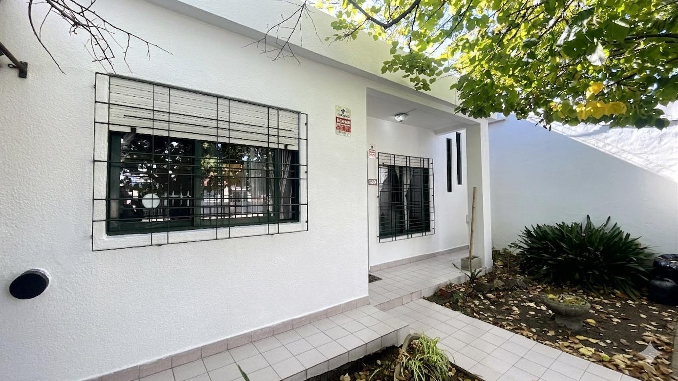 venta de casa 4 ambientes, 3 dormitorios, con jardin y parque en Castelar sur