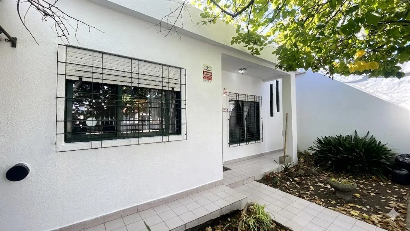 venta de casa 4 ambientes, 3 dormitorios, con jardin y parque en Castelar sur 2