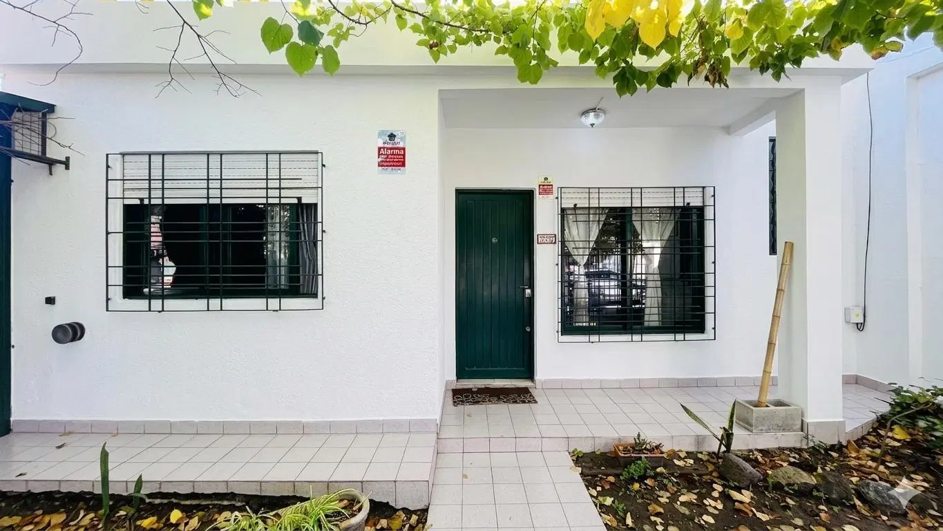 venta de casa 4 ambientes, 3 dormitorios, con jardin y parque en Castelar sur 3