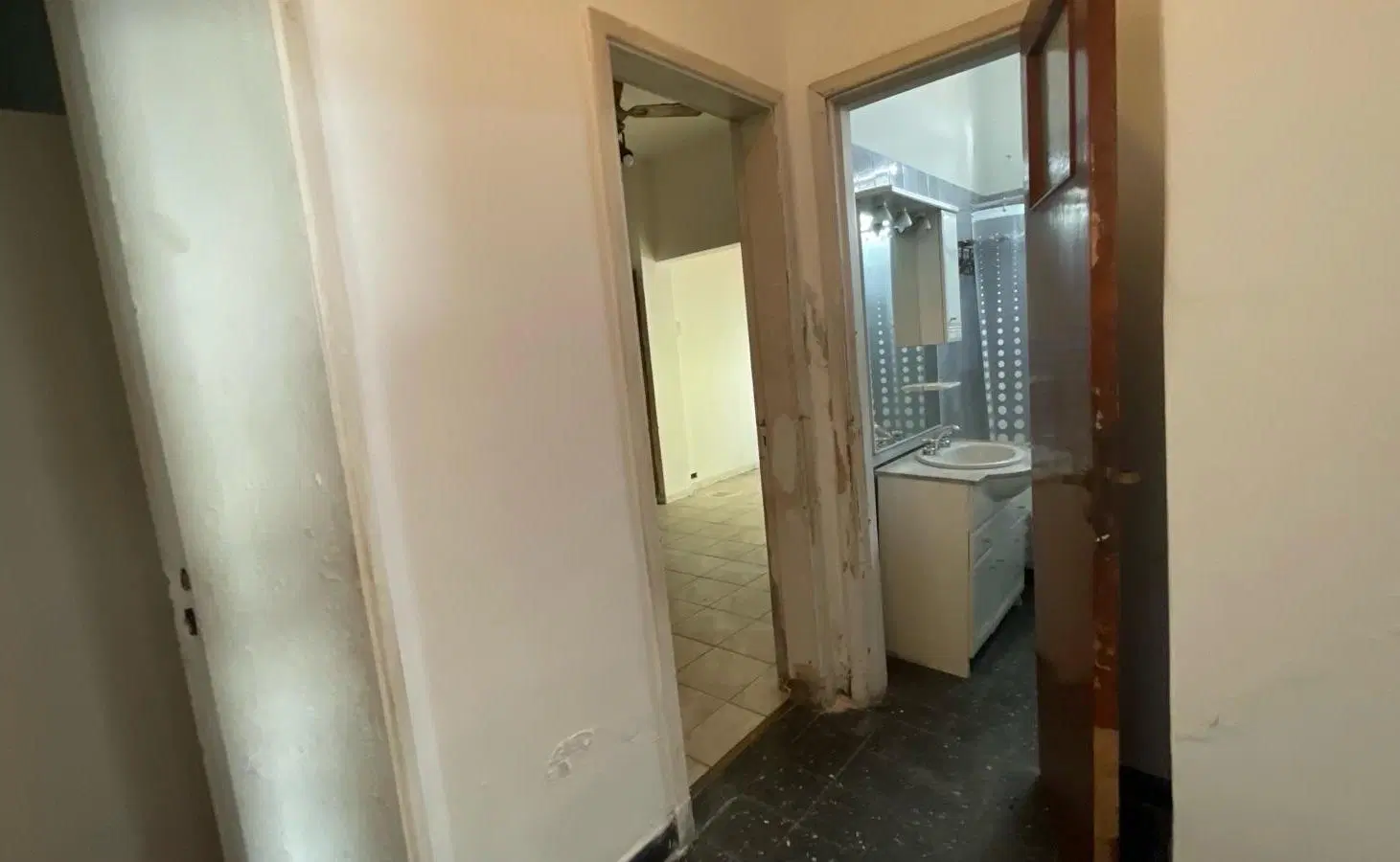 Casa en venta - Castelar Norte - APTO CREDITO - 4 ambientes - Patio - Cochera - Galpón - 5