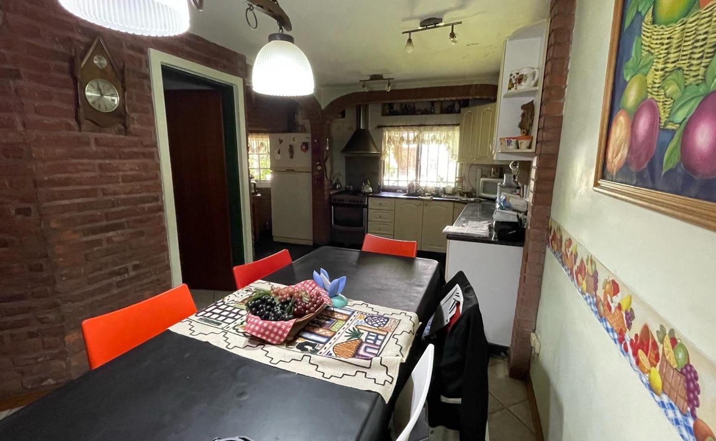 Foto de Casa de 4 ambientes con parque y pileta en Ituzaingó, imagen 2