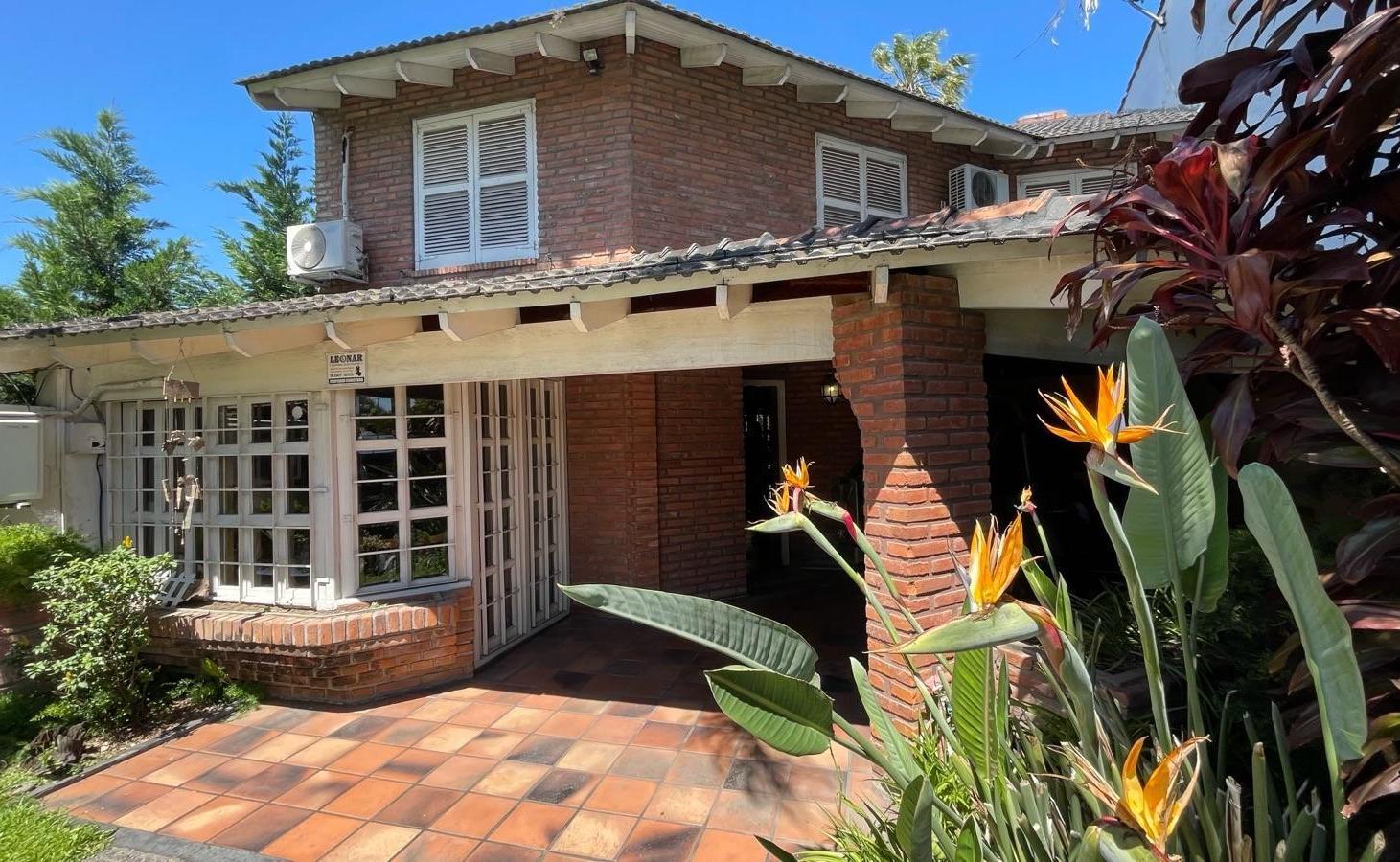 Foto de Casa de 4 ambientes con parque y pileta en Ituzaingó, imagen 1