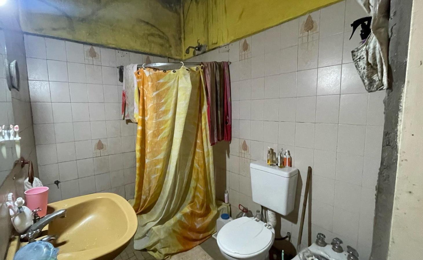 Foto de Casa en Castelar de 3 ambientes a refaccionar, imagen 5