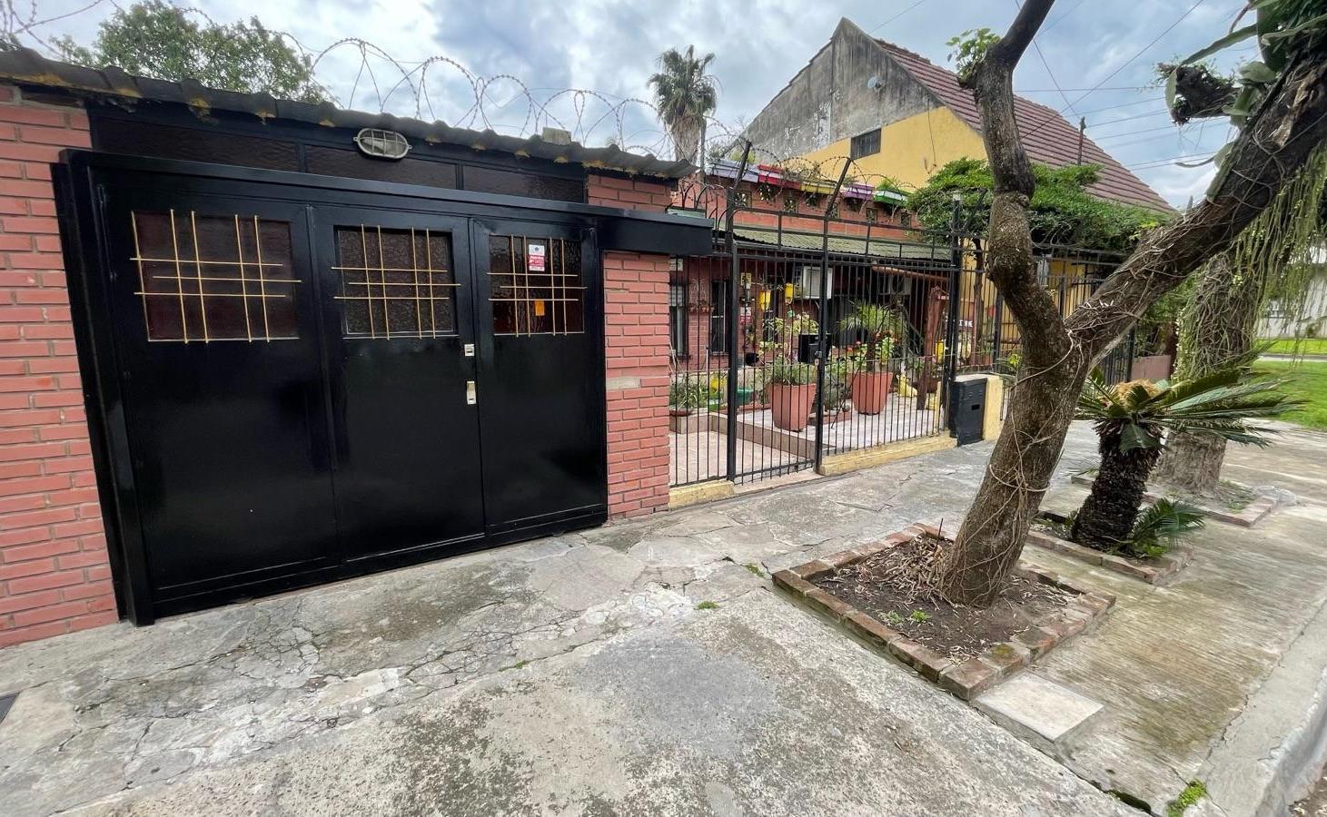 Foto de Casa en Castelar 3 ambientes, quincho y garage cubierto 3 autos, imagen 3
