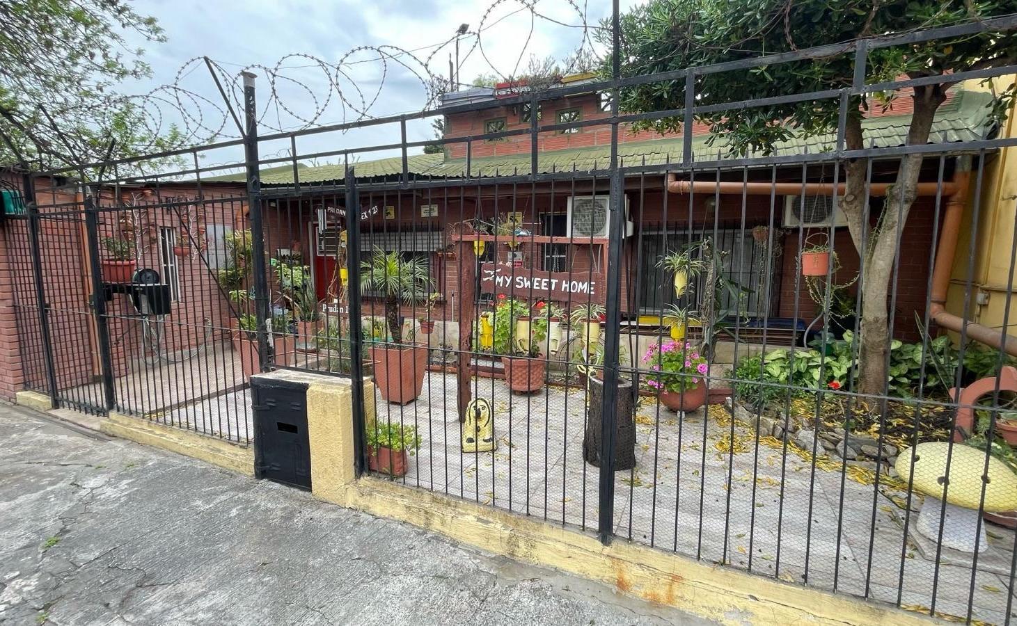 Foto de Casa en Castelar 3 ambientes, quincho y garage cubierto 3 autos, imagen 1