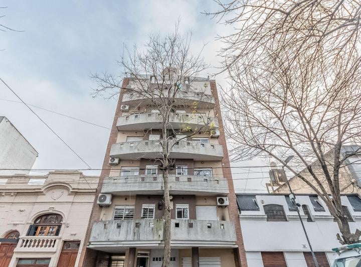 DEPARTAMENTO DE 3 AMBIENTES. AL FRENTE. BALCÓN. CALLE 41 ENTRE 7 Y 8, LA PLATA