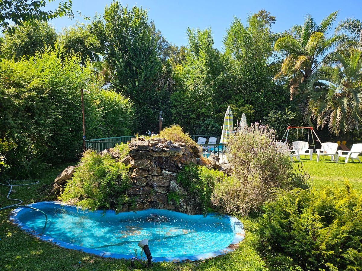 Foto de Impecable casa en venta sobre dos lotes en Larena C.C, imagen 1