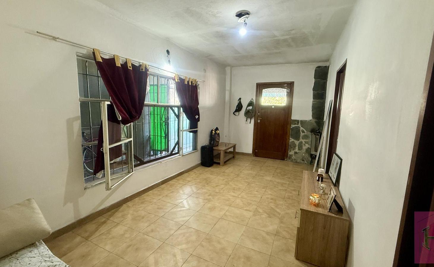 Foto de ALQUILER | PH de 2 Ambientes con Entrada Independiente y Cochera – Luis, imagen 2
