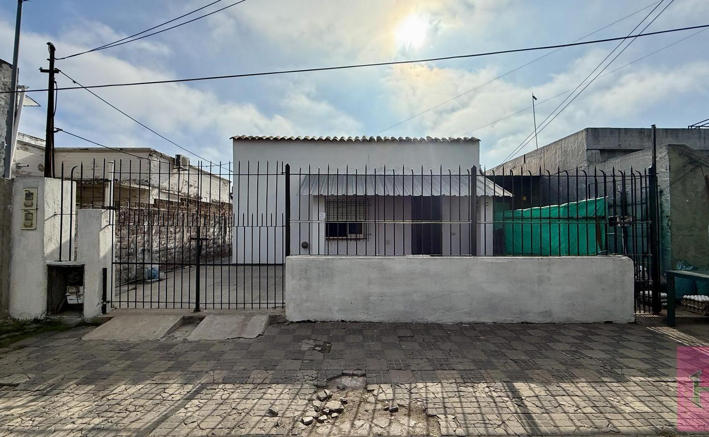 Foto de ALQUILER | PH de 2 Ambientes con Entrada Independiente y Cochera – Luis, imagen 1