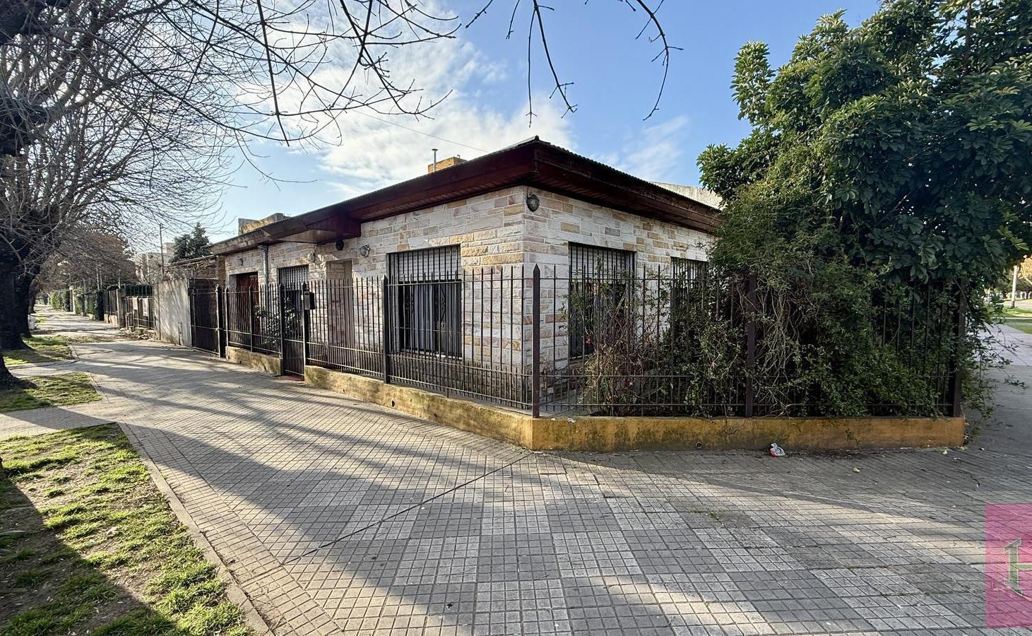 Foto de Casa en esquina con 3 dormitorios, garaje y jardín en Monte Grande, imagen 1