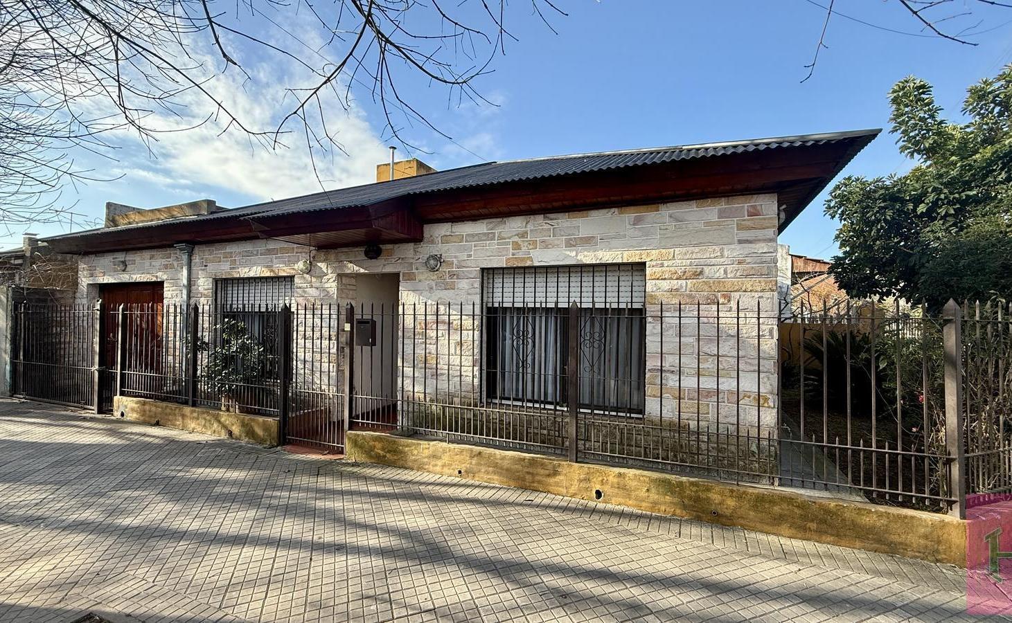 Foto de Casa en esquina con 3 dormitorios, garaje y jardín en Monte Grande, imagen 4