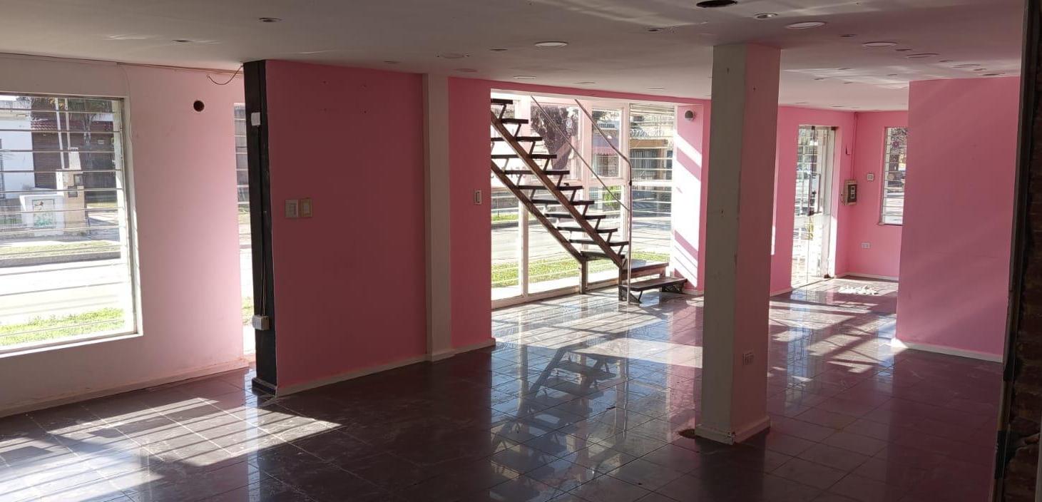 Alq.salon cbaño y 3 oficinas.B Juan XXIII.