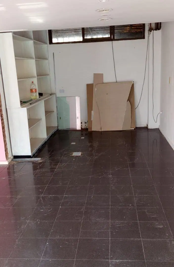 Alq.salon cbaño y 3 oficinas.B Juan XXIII. 5