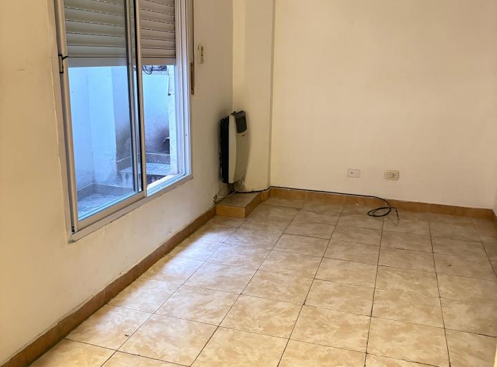Monoambiente excelente ubicacion con pequeño patio 1