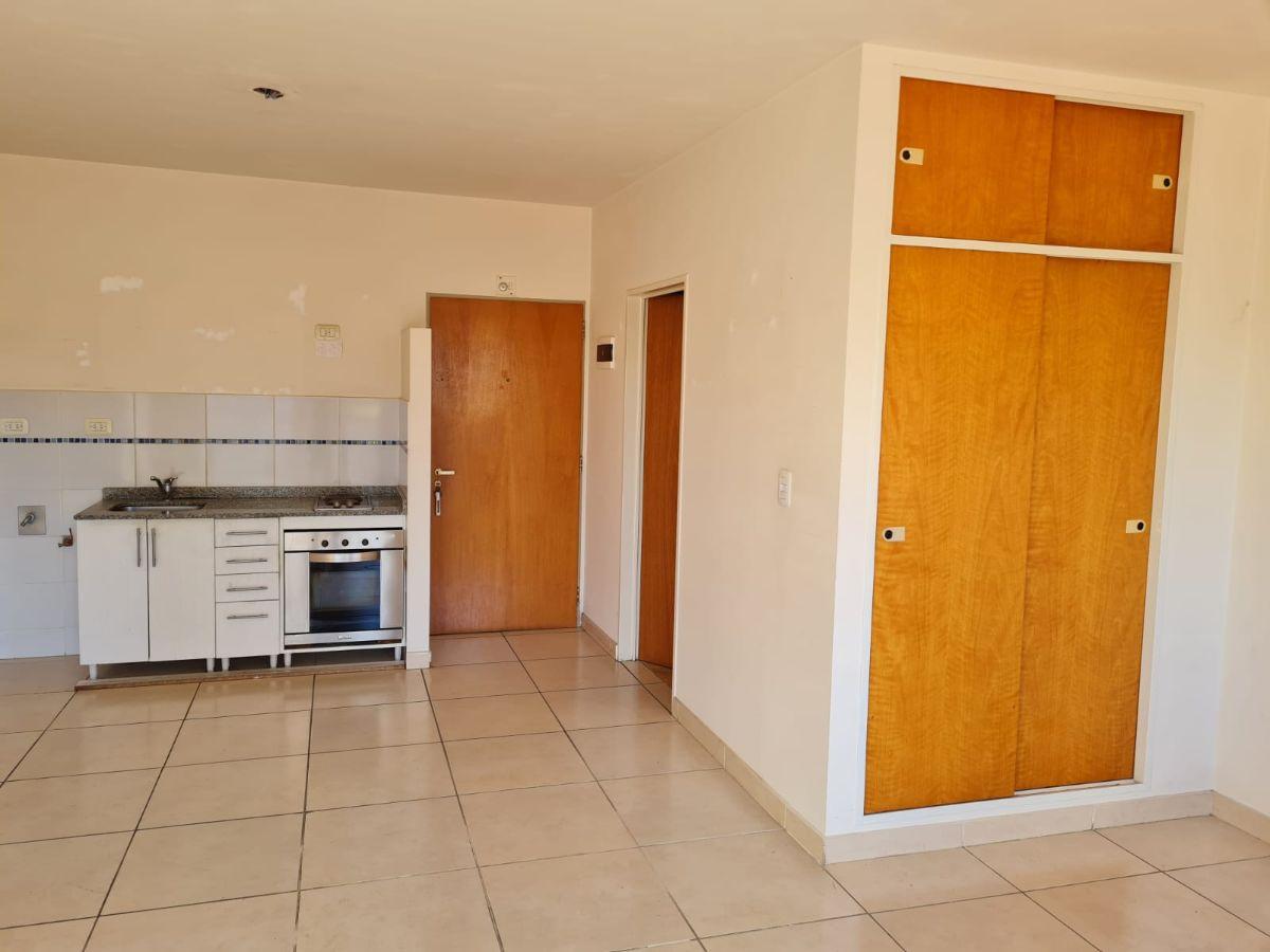 Foto de Excelente monoambiente con amplio balcon, placard, bano completo, imagen 3