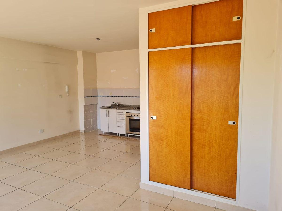 Foto de Excelente monoambiente con amplio balcon, placard, bano completo, imagen 2