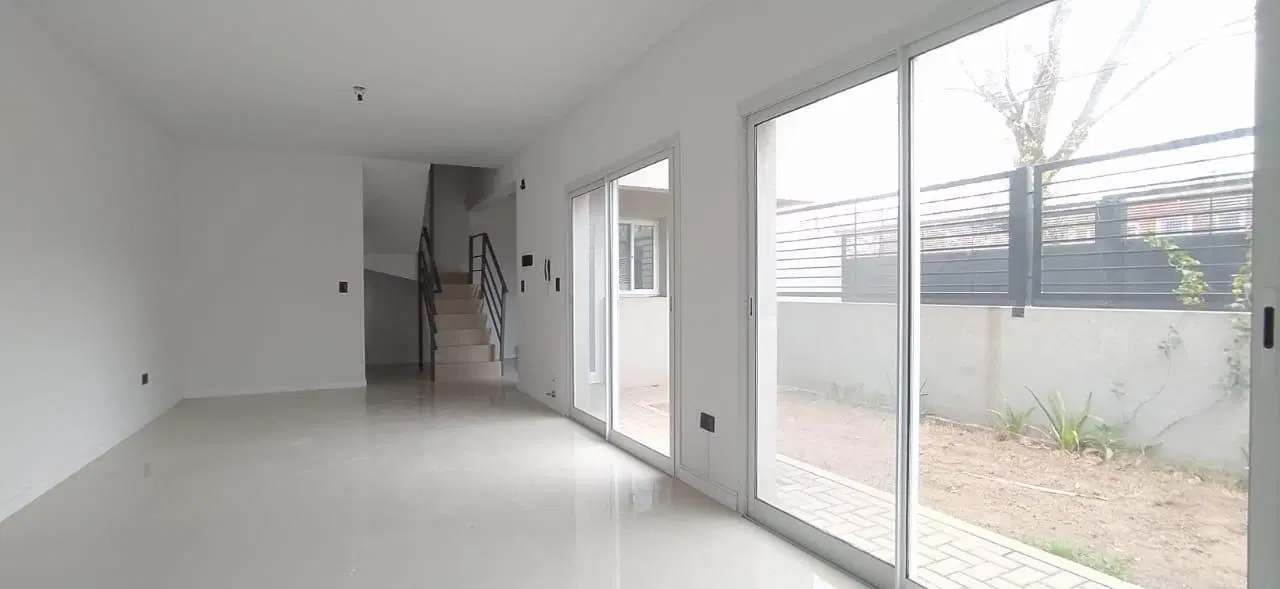 Casa tipo duplex con terraza en Fisherton 3