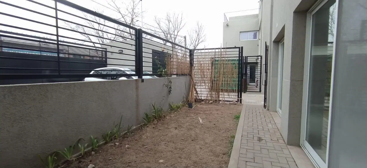 Casa tipo duplex con terraza en Fisherton 4