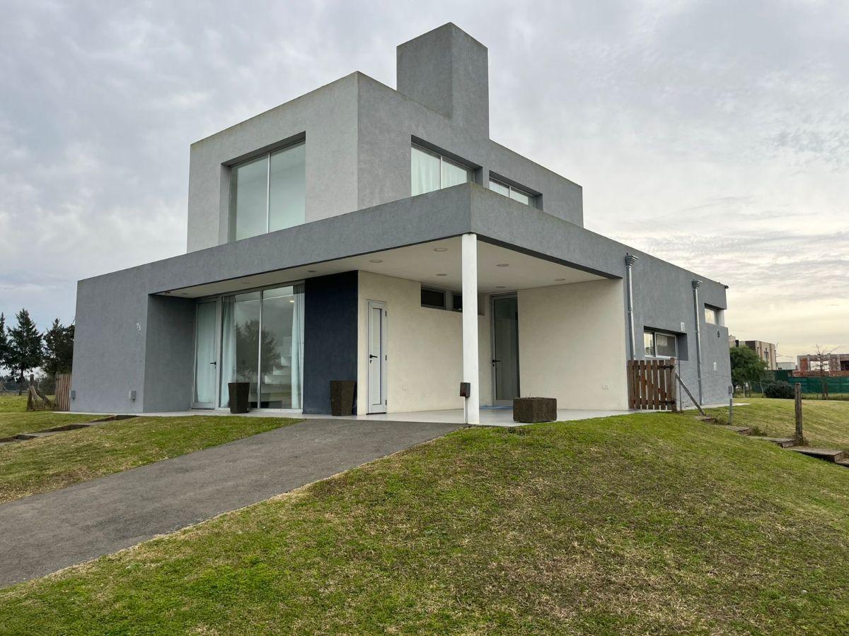 CASA EN VENTA 4 AMBIENTES- BARRIO CRUZ DEL SUR