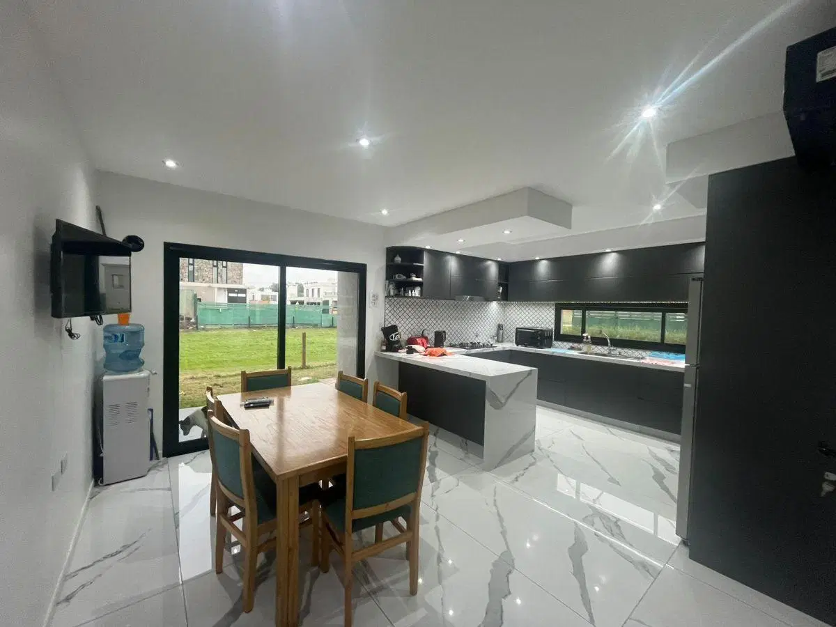 CASA EN VENTA DE 4 AMBIENTES - CANNING CHICO 4