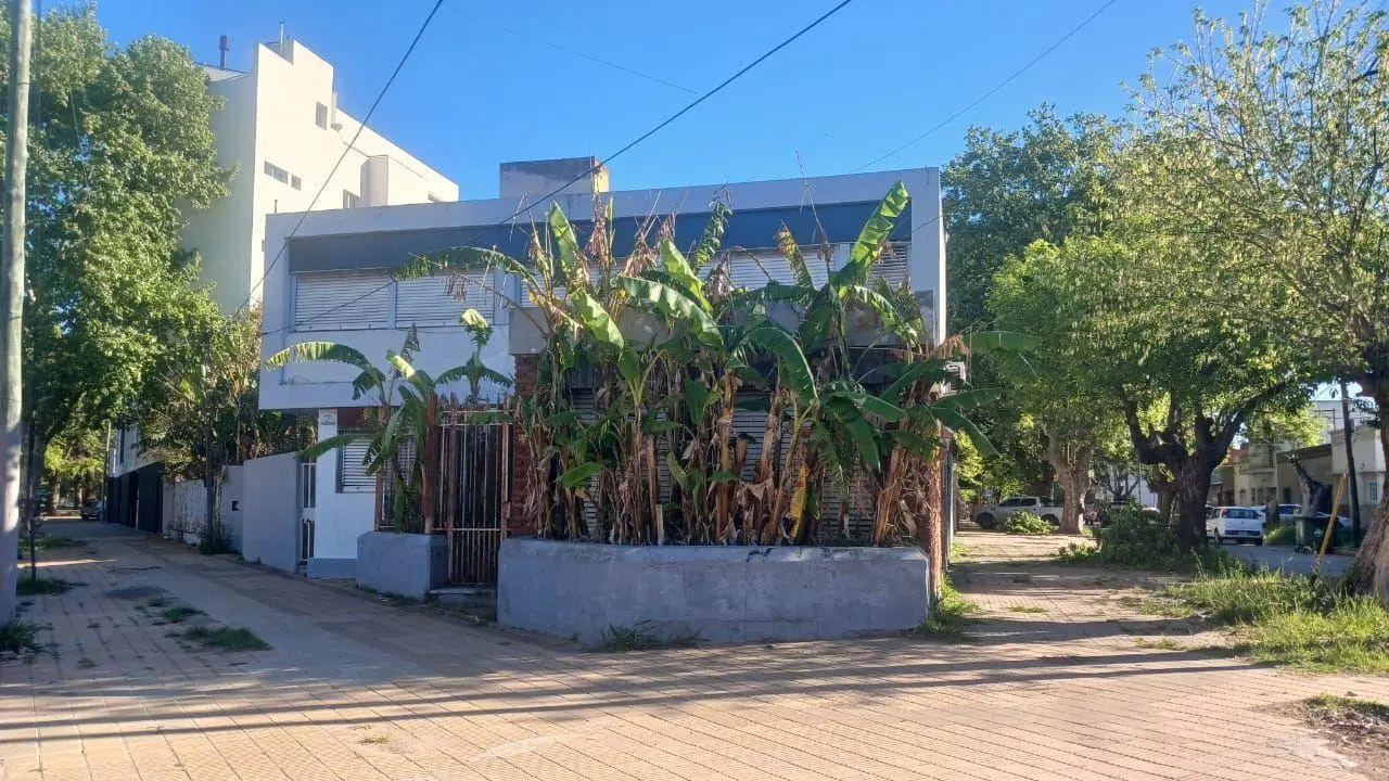 Venta de Casa 4 AMBIENTES a Reciclar con Pileta, La Plata 5