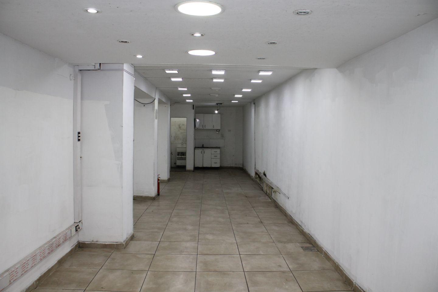 Foto de Excelente Local ALQUILER - Córdoba y Paraná - RECOLETA, imagen 1