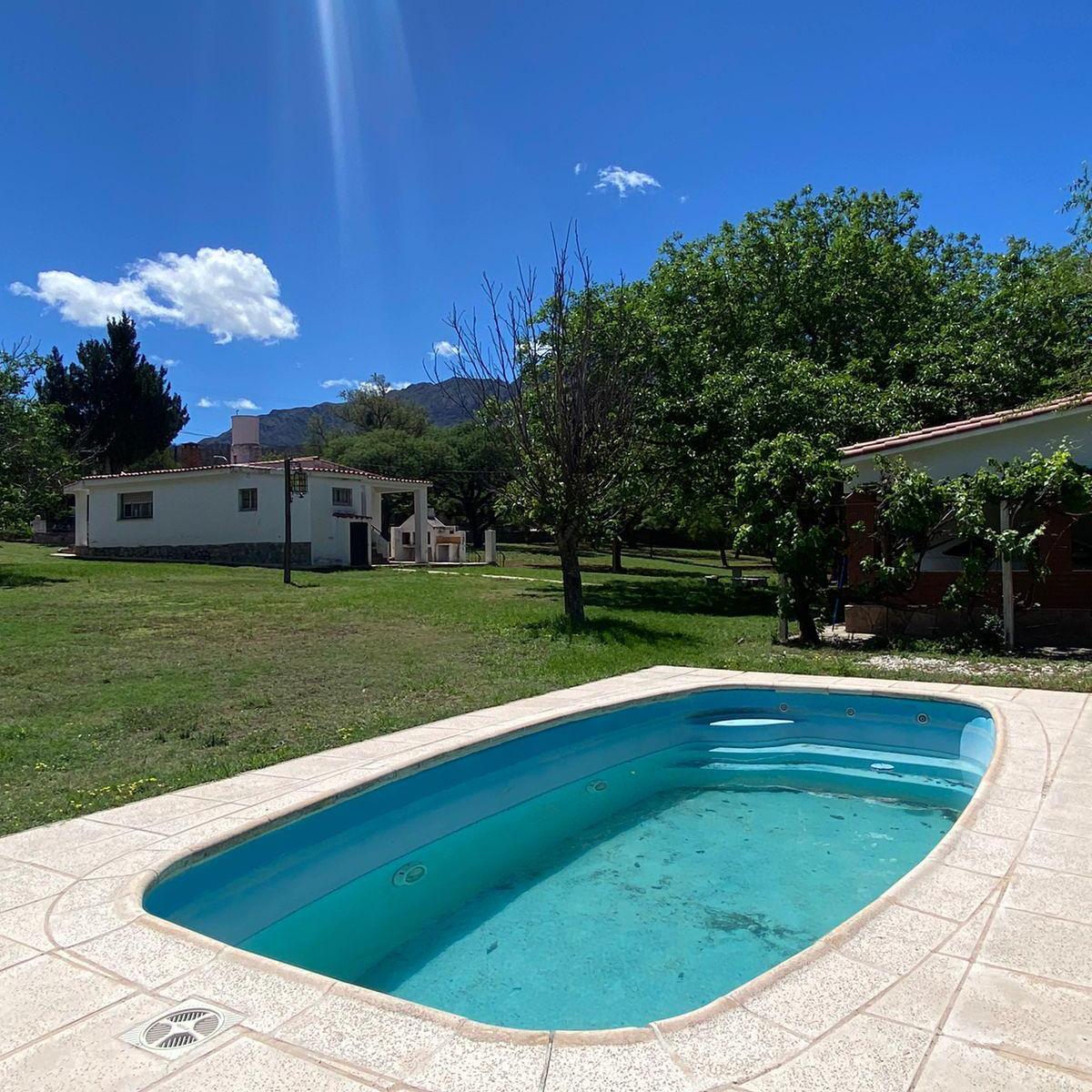 Importante Chalet con Mas de 6000 m² de Terreno y Piscina - Doering 482 3