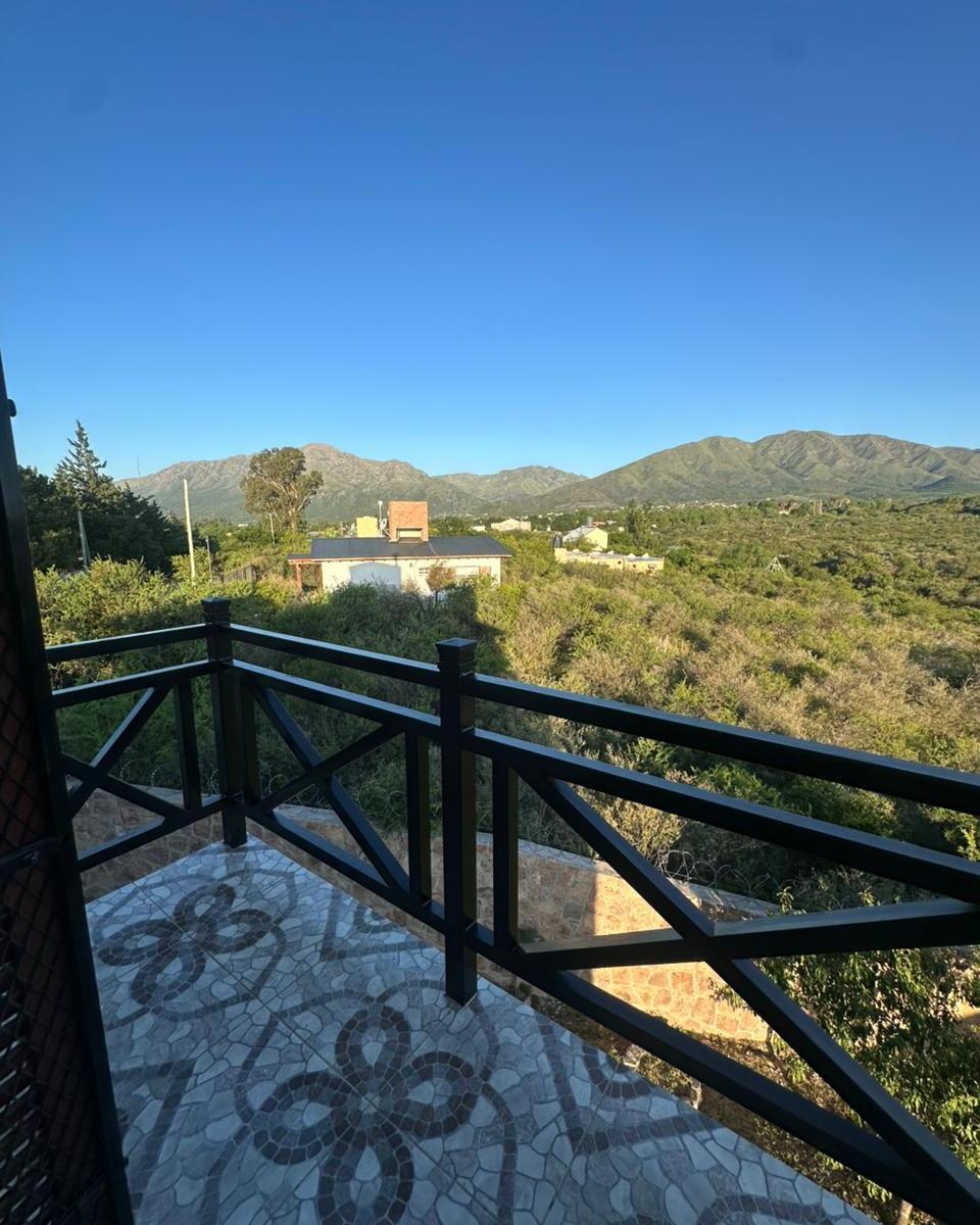 Fantástica Casa de Piedra con Vista Panorámica a Todas Las Sierras Chicas 2