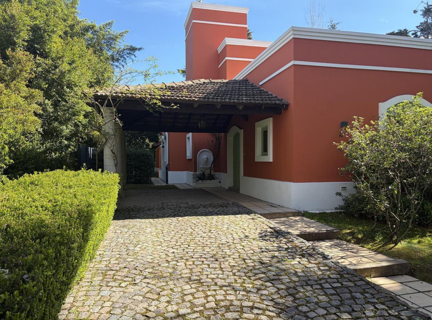 Foto de Casa en venta en Martindale CC, una planta y doble lote., imagen 1