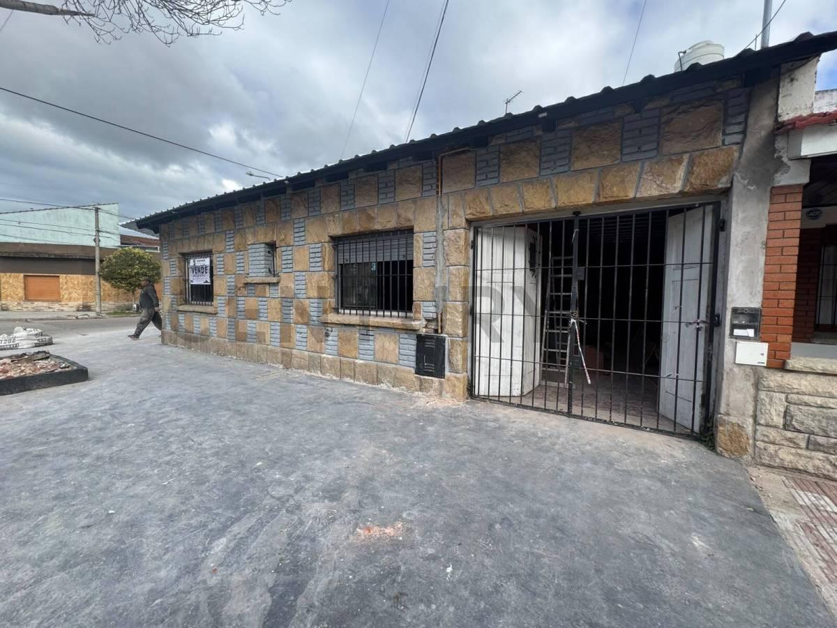 CHALET 3 AMBIENTES RECICLADO A NUEVO CON GARAGE MACROCENTRO