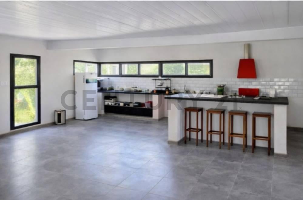 VENTA CASA EXCLUSIVA EN BARRIO PARQUEMAR SOBRES LOTE DE 800 MTS2