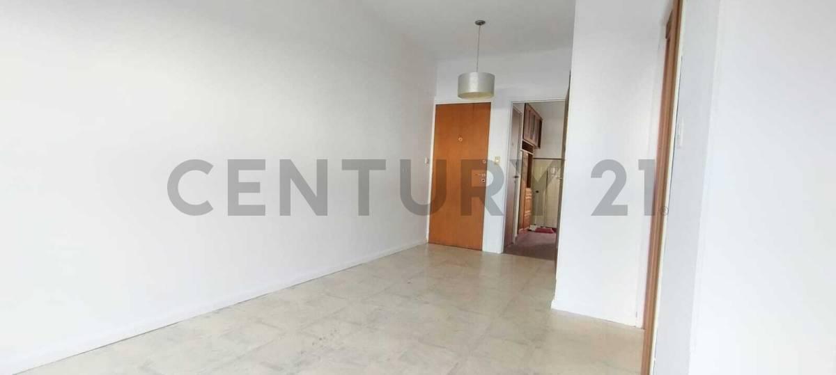 Foto de VENTA DEPARTAMENTO 3 AMBIENTES MAS DEPENDENCIA BALCON A LA CALLE, imagen 5