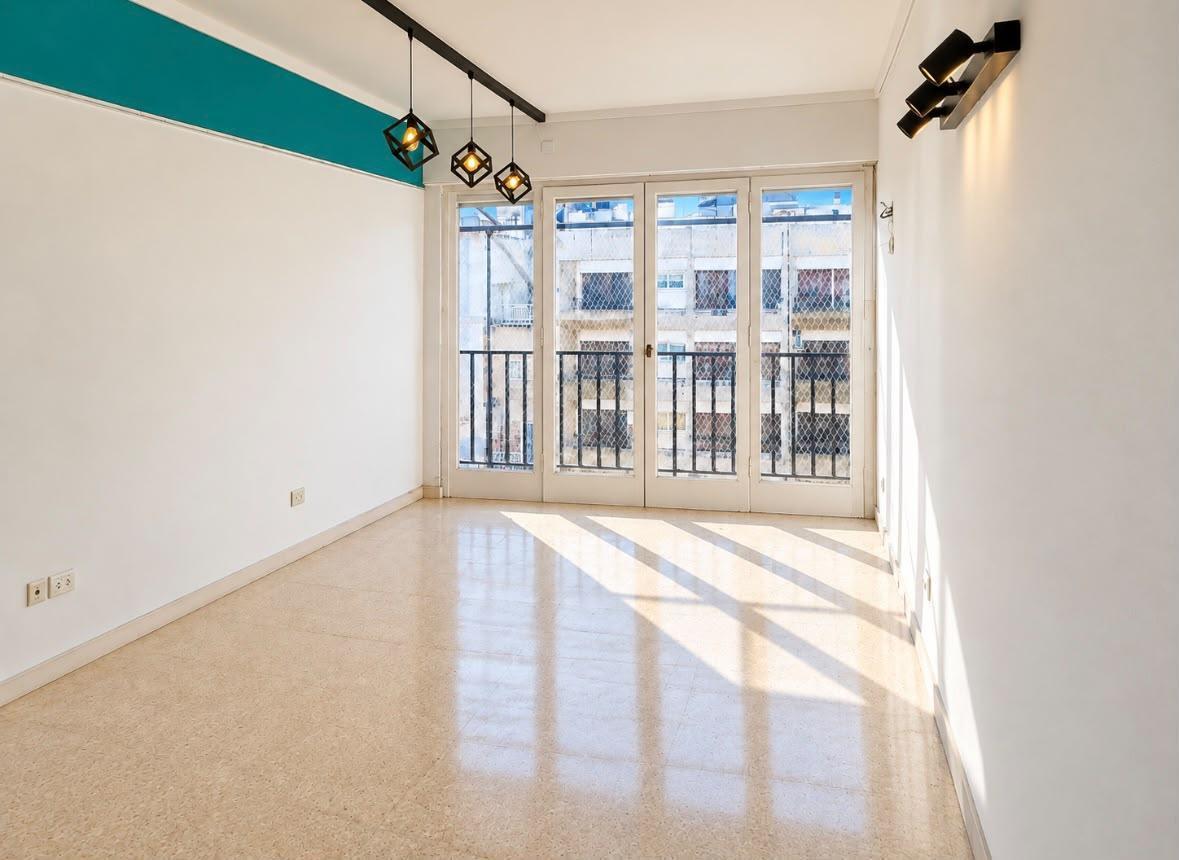 Foto de ALQUILER DEPARTAMENTO 3 AMBIENTES CON DEPENDENCIA POR AVENIDA COLON, imagen 1