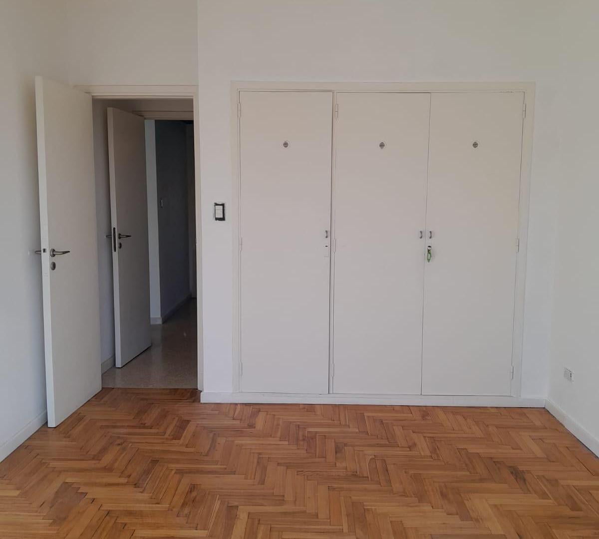 Foto de ALQUILER DEPARTAMENTO 3 AMBIENTES CON DEPENDENCIA POR AVENIDA COLON, imagen 3