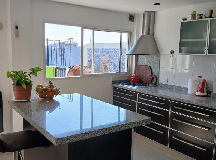 Departamento Triplex en Venta. 4 ambientes con Terraza propia y  una Suite. Parque Patricios. 5