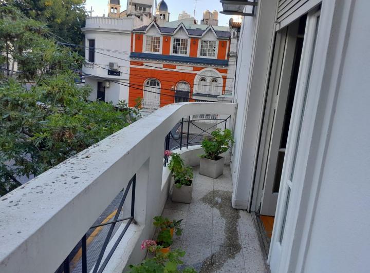 Venta de Departamento de 3 Ambientes con balcón . Superficie Total 67 m2. Caballito 3