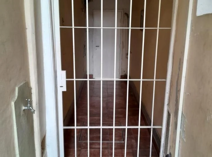 Venta de PH de 5 Amb con patio y terraza. Sin Expensas. A refaccionar. -Almagro- 2