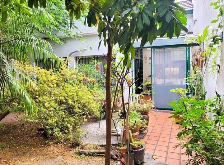 Venta Casa de   6  Amb con Coch. Cub., Patio, Jardín y Terraza. -  Superf. total 354 m2. -Versalles- 2