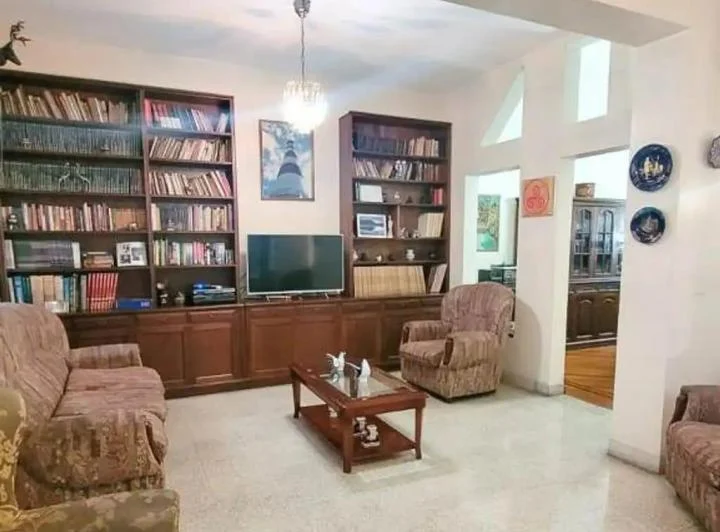 Venta Casa de   6  Amb con Coch. Cub., Patio, Jardín y Terraza. -  Superf. total 354 m2. -Versalles- 5