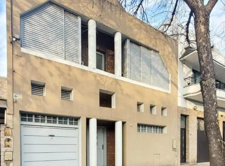 Venta Casa de   6  Amb con Coch. Cub., Patio, Jardín y Terraza. -  Superf. total 354 m2. -Versalles- 1