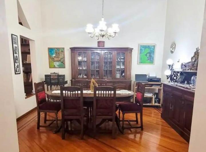 Venta Casa de   6  Amb con Coch. Cub., Patio, Jardín y Terraza. -  Superf. total 354 m2. -Versalles- 4