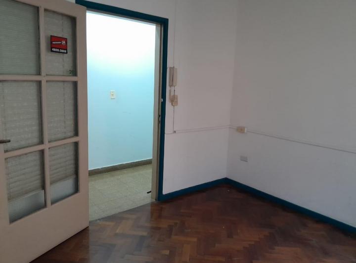 Alquiler de Oficina de 1 ambiente de 10 m2  totales . Barrio Monserrat. 4