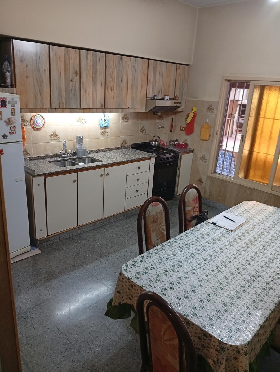 Foto de Casa 5 ambientes en esquina en Venta con departamento independiente, imagen 2
