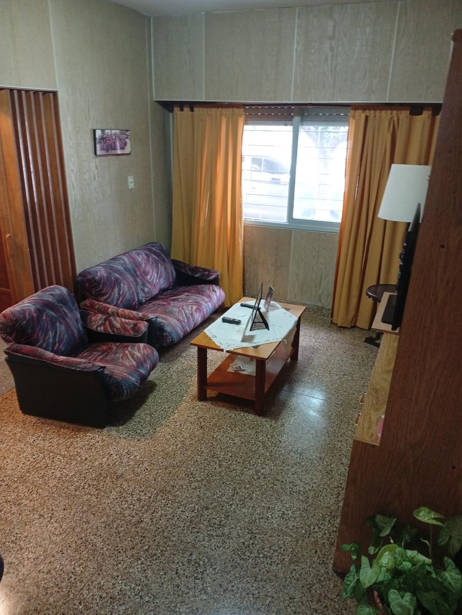 Casa 5 ambientes en esquina en Venta con departamento independiente - El Palomar
