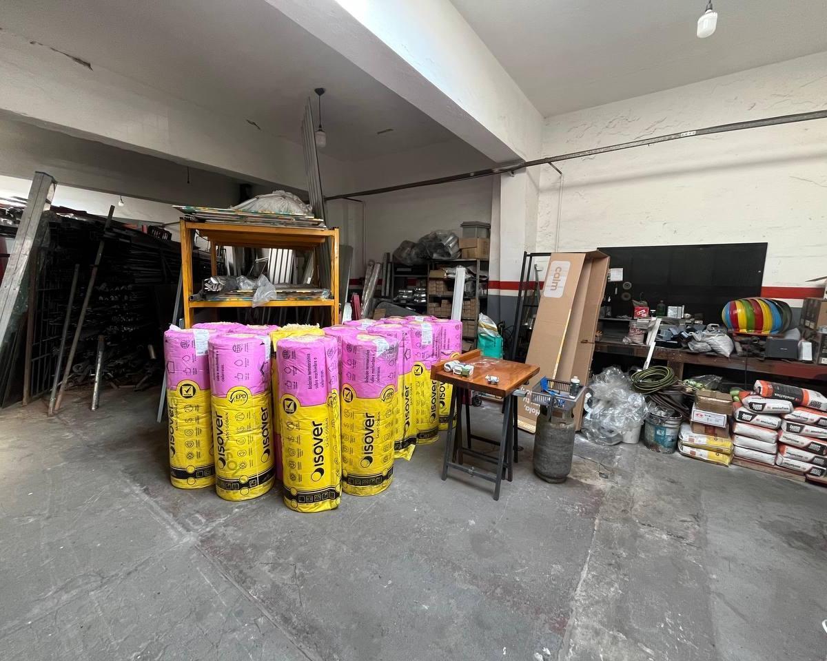 Galpón en venta de 400m2 con local en venta sobre Avenida Don Bosco - Instalaciones completas