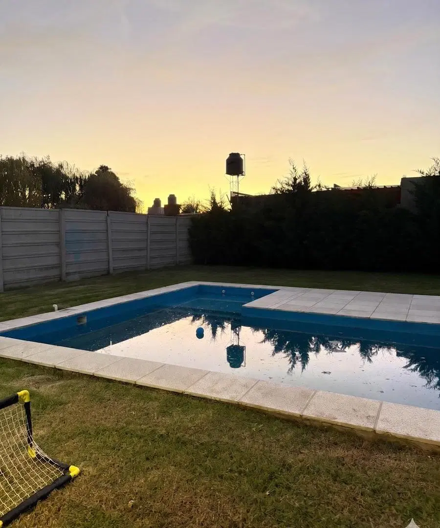 Casa en venta de 4 ambientes, parque y pileta 9 de julio 5